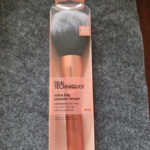 The Real Techniques Extra Big Powder Brush (RT 262)